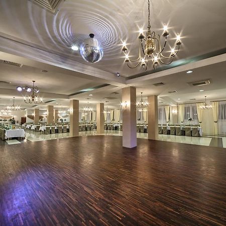Hotel Stara Fabryka Malogoszcz Bagian luar foto