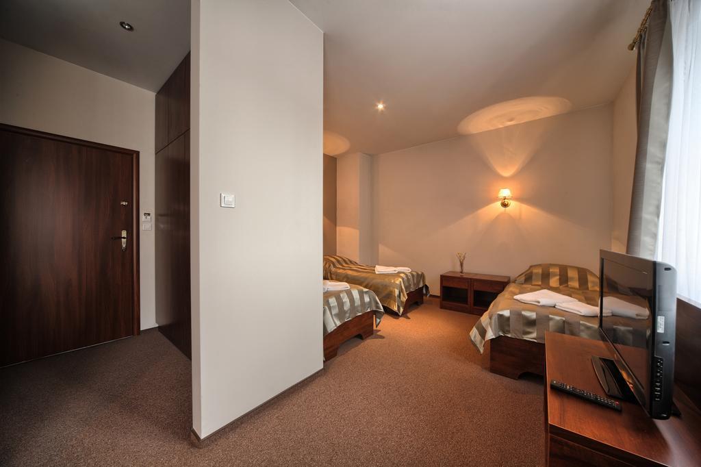 Hotel Stara Fabryka Malogoszcz Ruang foto