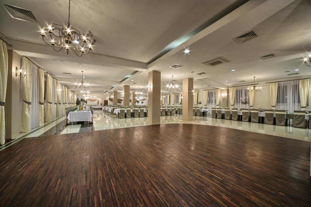 Hotel Stara Fabryka Malogoszcz Bagian luar foto