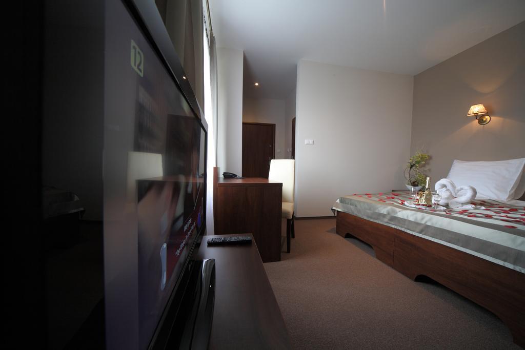 Hotel Stara Fabryka Malogoszcz Ruang foto