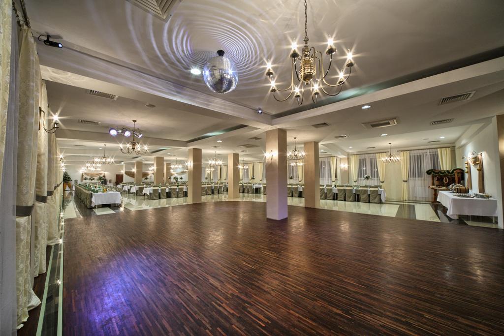 Hotel Stara Fabryka Malogoszcz Bagian luar foto