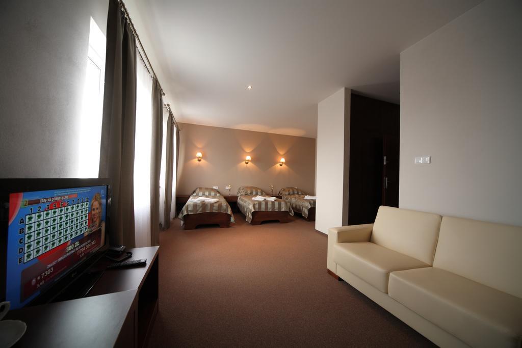 Hotel Stara Fabryka Malogoszcz Ruang foto