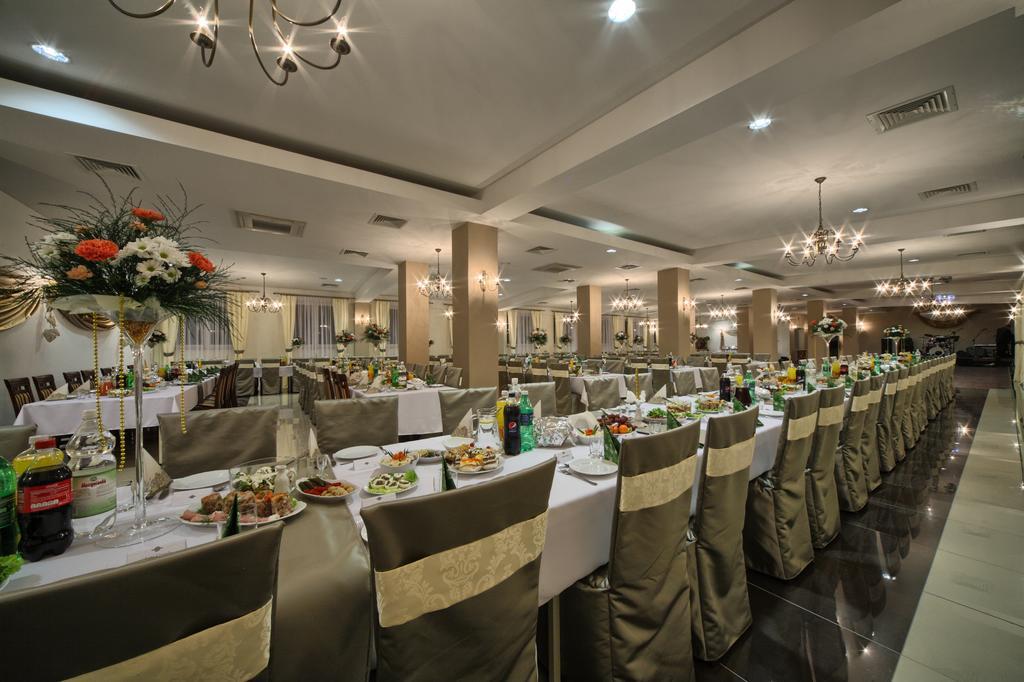 Hotel Stara Fabryka Malogoszcz Bagian luar foto